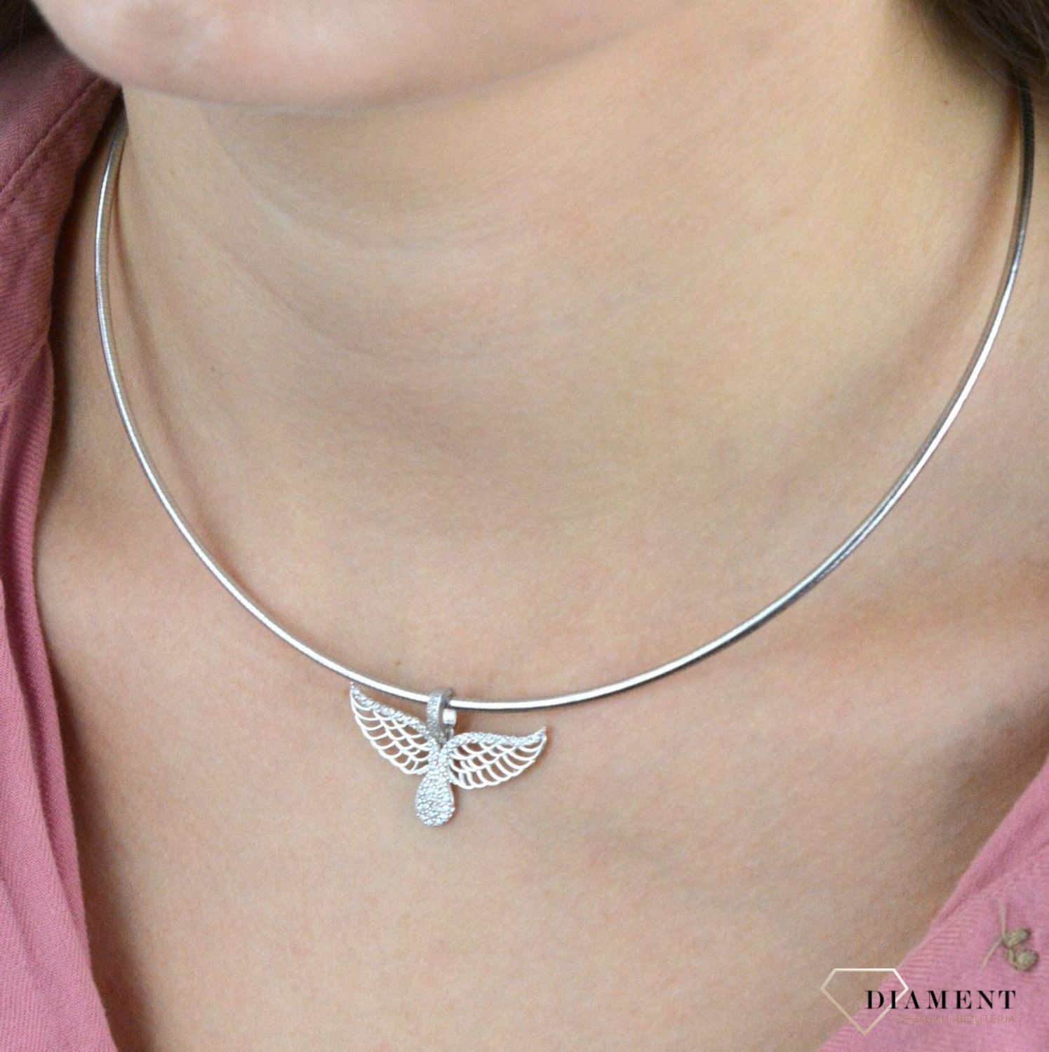 Zawieszka srebrna skrzydełka ozdobne z cyrkoniami DIA-ZAW-100598 TA-925. Biżuteria dla osoby, która lubi lekkość i subtelność w swoich stylizacjach. Zawieszka charakteryzuje się niezwykłą precyzją wykonania. Srebro jest cenio.jpg